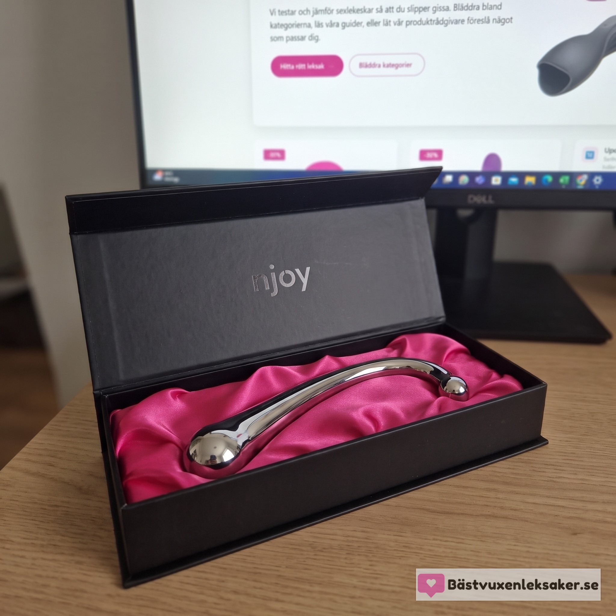 nJoy Pure Wand uppackad i sin ask framför bästvuxenleksaker.se